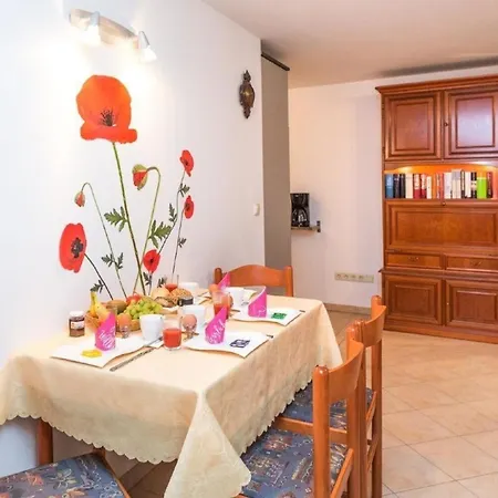 Lägenhet Souterrain-wohnung Mit Eigener Terrasse