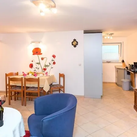 Lägenhet Souterrain-wohnung Mit Eigener Terrasse *
