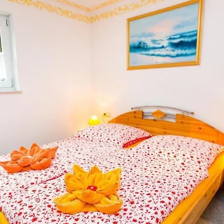 Souterrain-wohnung Mit Eigener Terrasse *