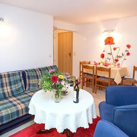 Apartment Souterrain-wohnung Mit Eigener Terrasse