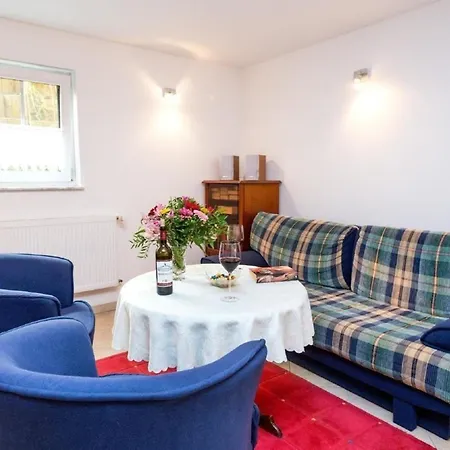 Souterrain-wohnung Mit Eigener Terrasse Apartment Marienfelde
